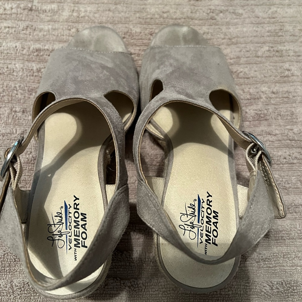 Size 8 - Picture 2 of 3